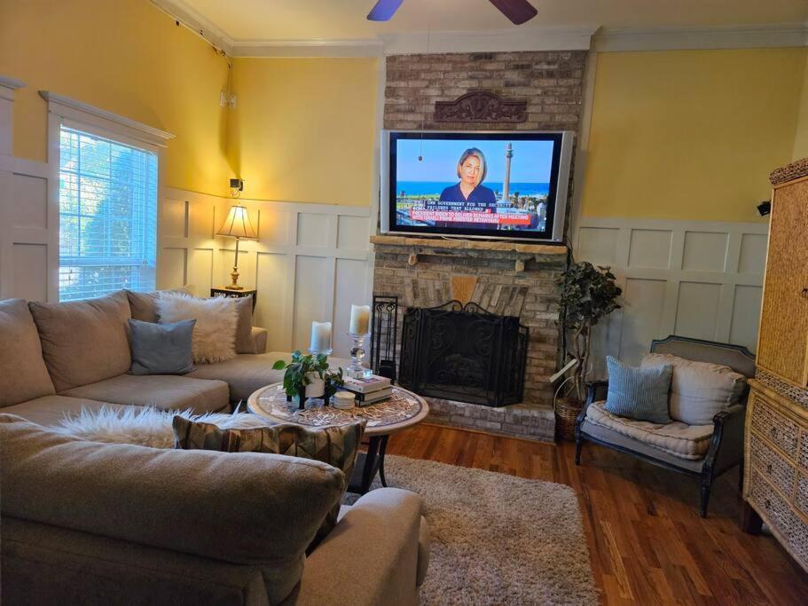 Sleeps16, Spacious Home, Close To Downtown, Beltline, And Walk To Restaurants, 75" Tv, 2 Person Jacuzzi, Ping Pong Atlanta Exterior photo
