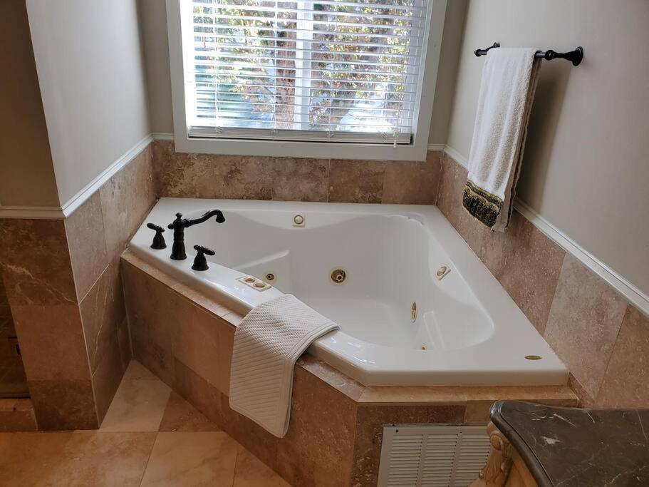Sleeps16, Spacious Home, Close To Downtown, Beltline, And Walk To Restaurants, 75" Tv, 2 Person Jacuzzi, Ping Pong Atlanta Exterior photo
