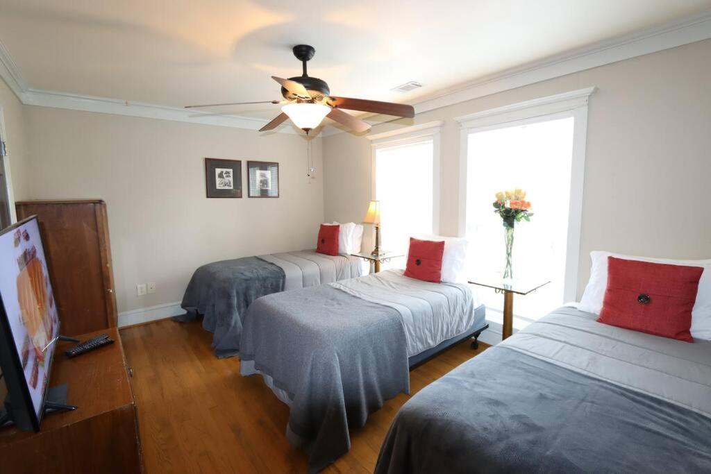 Sleeps16, Spacious Home, Close To Downtown, Beltline, And Walk To Restaurants, 75" Tv, 2 Person Jacuzzi, Ping Pong Atlanta Exterior photo