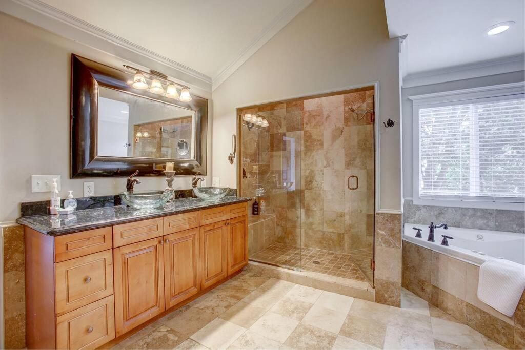Sleeps16, Spacious Home, Close To Downtown, Beltline, And Walk To Restaurants, 75" Tv, 2 Person Jacuzzi, Ping Pong Atlanta Exterior photo