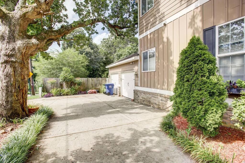 Sleeps16, Spacious Home, Close To Downtown, Beltline, And Walk To Restaurants, 75" Tv, 2 Person Jacuzzi, Ping Pong Atlanta Exterior photo